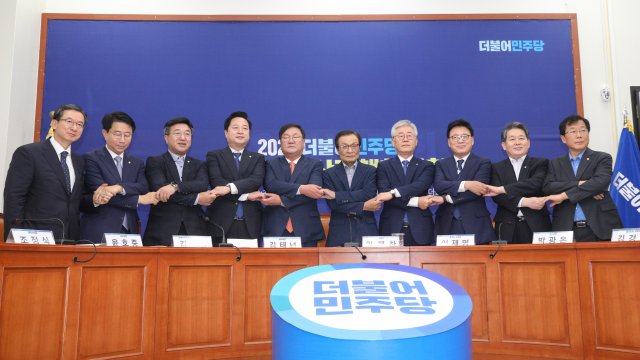 더불어민주당 이해찬 대표, 김태년 원내대표, 이재명 경기도지사 등 참석자들이 8일 오전 서울 여의도 국회에서 열린 경기도 예산정책협의회에서 기념촬영을 하고 있다. 사진=뉴스1