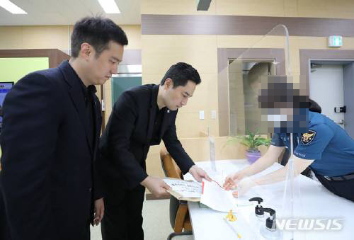 강용석 변호사가 10일 오후 서울지방경찰청에 박원순 서울시장 주변 관계자들을 상대로 ‘강제추행 방조’혐의 고발장을 접수하고 있다.