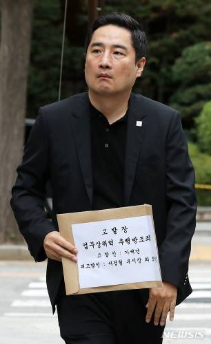 강용석 변호사가 10일 오후 서울지방경찰청에 박원순 서울시장 주변 관계자들을 상대로 ‘강제추행 방조’혐의 고발장을 접수하고 있다.