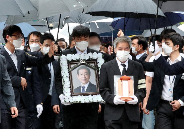 13일 오전 서울 중구 서울시청에서 열린 고(故) 박원순 서울시장 영결식이 끝난 뒤 운구행렬이 이동하고 있다. 사진=뉴스1