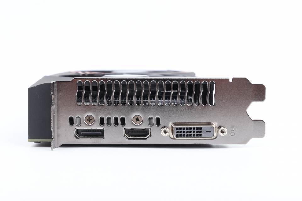 DVI-D x1, 디스플레이포트 1.4 x1, HDMI 2.0b x1 구성이다.