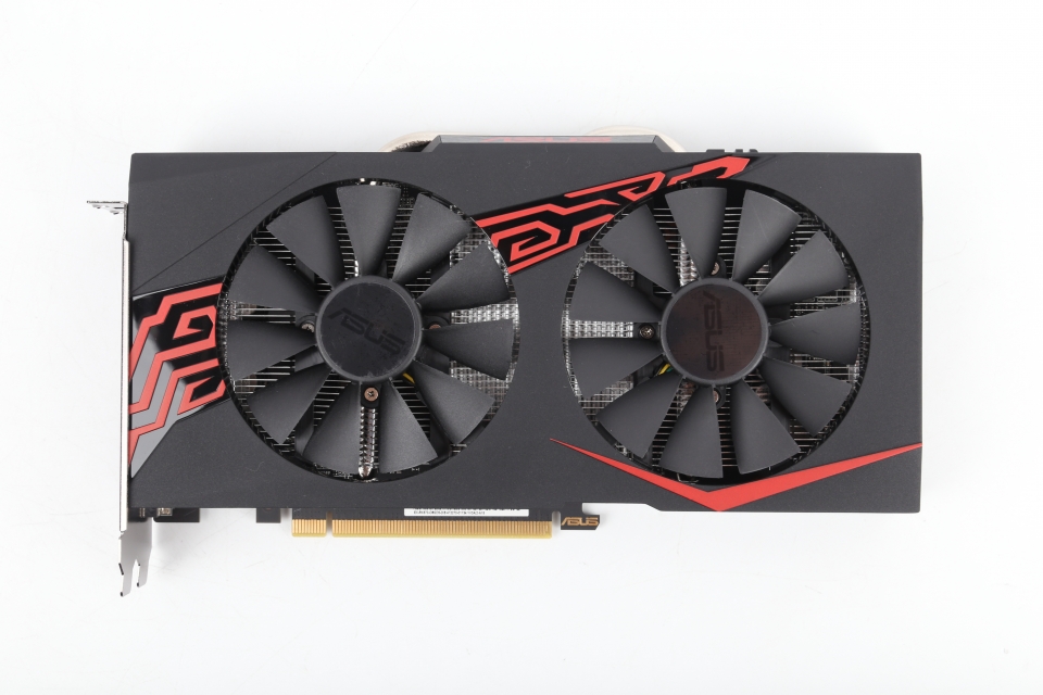 쿨링팬 두 개가 발열을 식혀 주며 커다란 방열판이 붙어 있다.