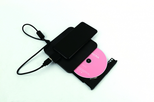 스마트폰과 KP95NB72를 연결한 다음 방탄소년단의 신규 앨범인 <MAP OF THE SOUL : PERSONA> 음반을 삽입했다.