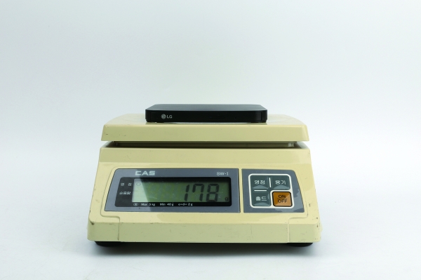 실제 본체 무게는 약 178g으로 측정됐다. 이렇게 가벼운 무게 덕분에 휴대성이 우월하다.