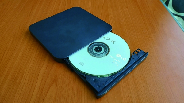 KP95NB72를 활용해 스마트폰의 MP3 파일을 CD에 구울 수도 있다. 먼저 스마트폰과 KP95NB72를 연결하고 공CD를 삽입한다.