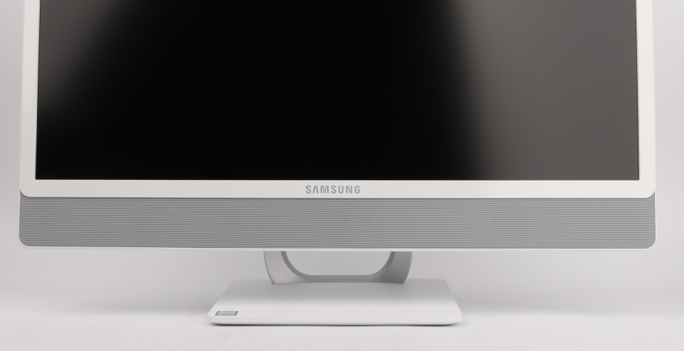 4W x2 출력의 사운드바가 하단에 있다.