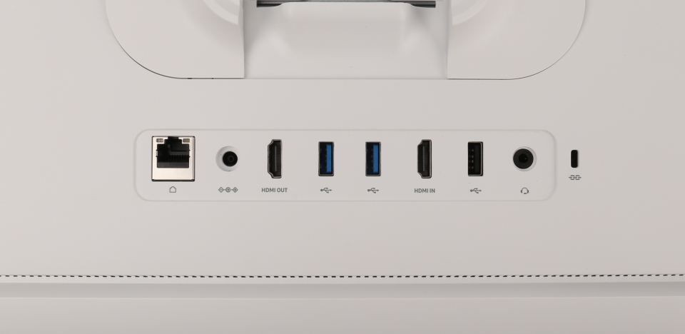 입출력 단자로는 유선 랜, USB 3.0 x2, USB 2.0 x1, HDMI-out, HDMI-in, 헤드폰 출력/마이크 입력 콤보가 있다.