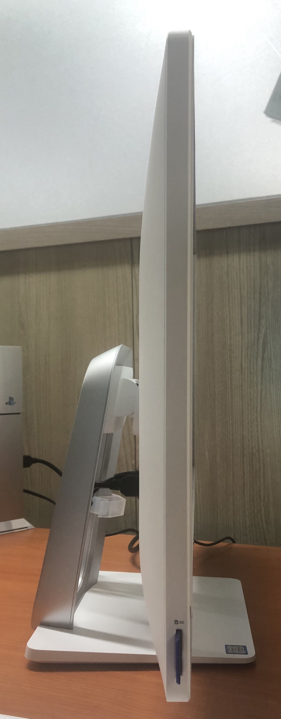 왼쪽에는 멀티미디어 카드리더기가 있다.