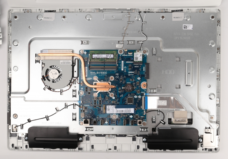 후면과 하단의 나사를 제거하면 하판을 열 수 있다.