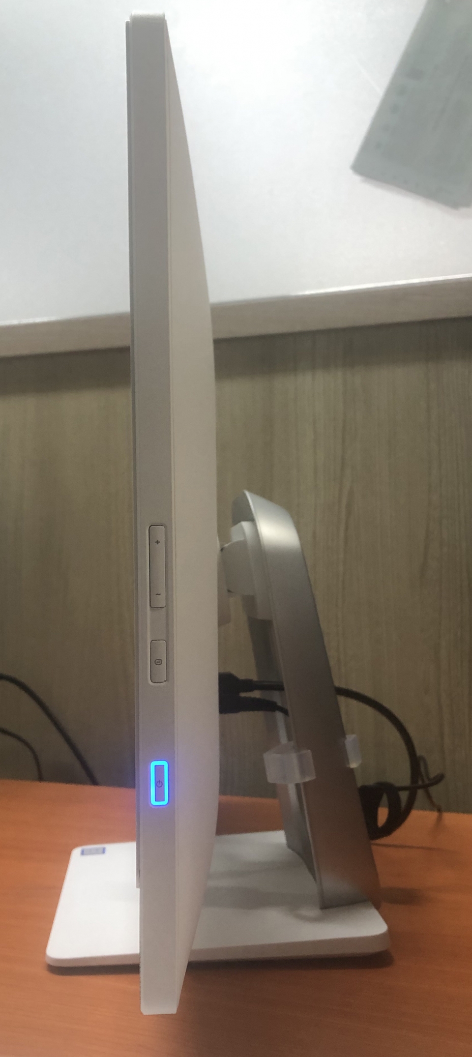 오른쪽에는 전원 버튼, 볼륨 버튼, 외부 입력 변경 버튼이 있다.