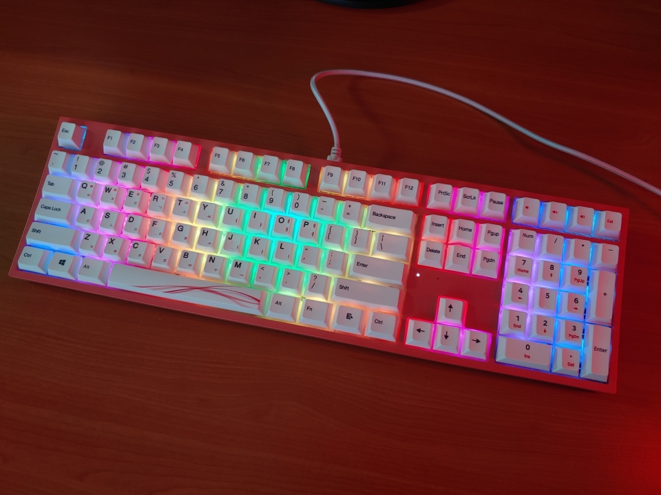 다양한 RGB 효과가 지원된다.