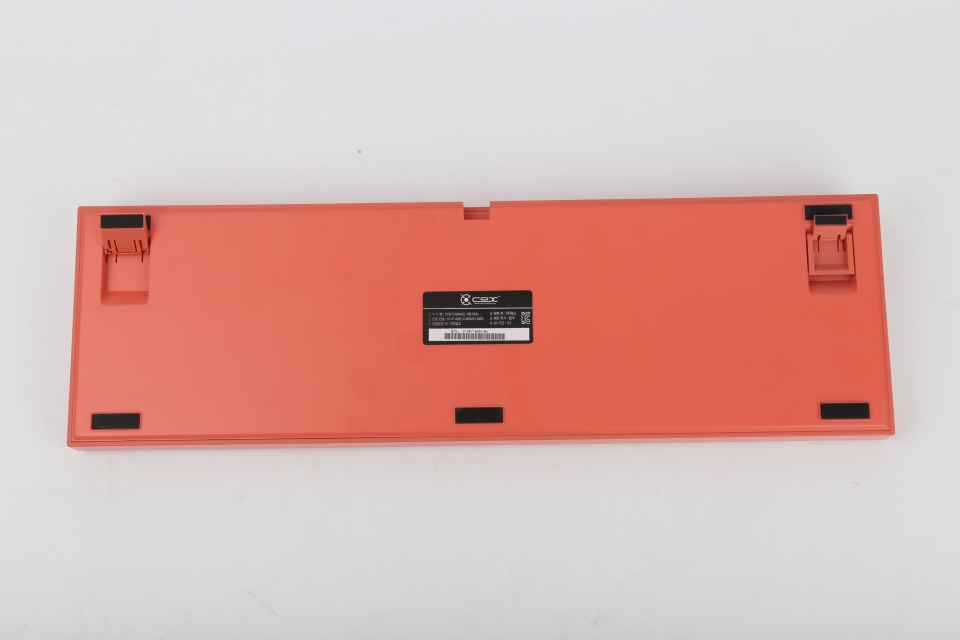 풀배열 방식이며 키캡도 깔끔하다. 높이 조절 다리를 갖췄고 케이블은 탈부착식이라 미사용 시 따로 보관할 수 있다.