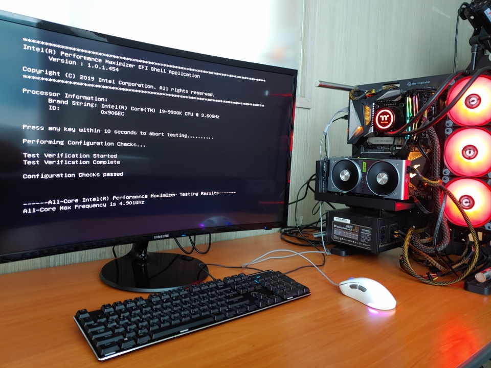 테스트 결과로는 올코어 4.9GHz 오버클럭으로 표기됐다. 이제 윈도우가 부팅되고 최종 결과가 표기된다.