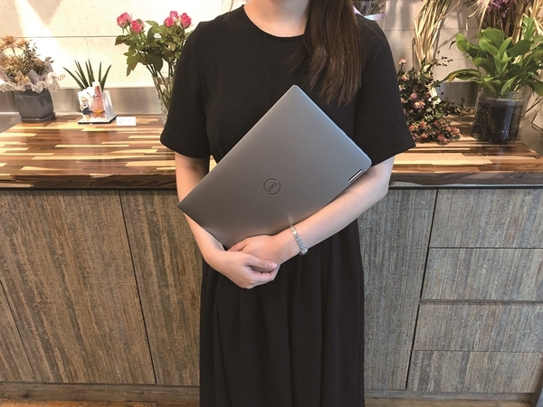 성인 여성도 한 손으로 무리 없이 들 수 있는 무게를 지녔다.