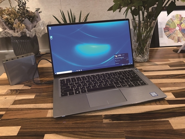 USB PD를 지원하는 보조배터리로 래티튜드를 충전하는 것도 가능하다.