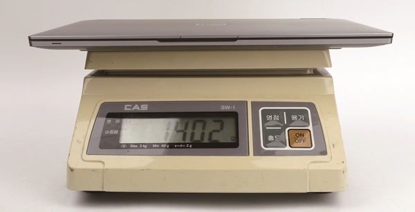 실측 무게는 1,402g으로 측정되었다.