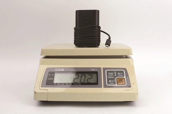 충전기는 202g으로 매우 가볍다. 65W의 출력을 지녔다.