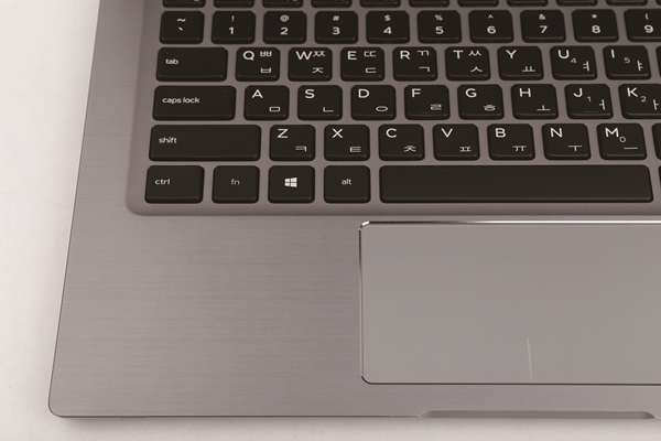 27단계 이상의 섬세한 CNC 가공 알루미늄이 사용됐다. 대단히 고급스럽다.