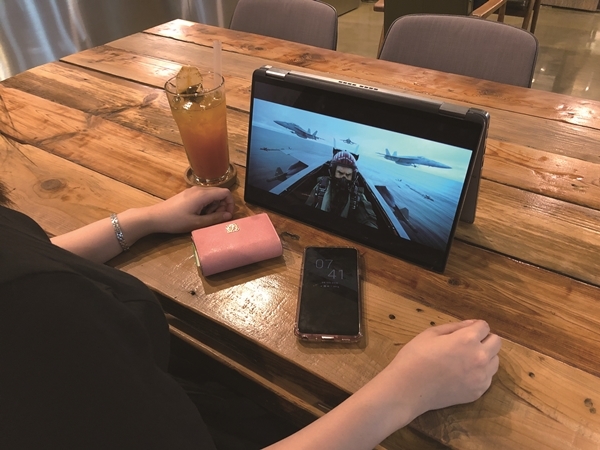 텐트 모드는 공간 확보가 용이해 엔터테인먼트를 즐기기에 적합하다.