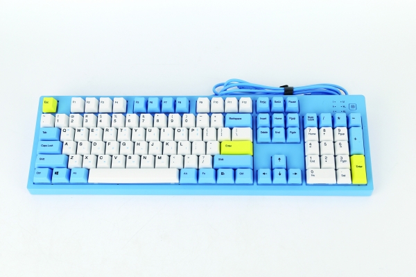 하늘색과 노란색, 흰색이 조화를 이뤄 매우 아름답다.