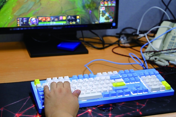 ABKO HACKER K990 스카이문에 물을 부은 상태에서 게임을 플레이했다.키 입력이 씹히지 않고 원활한 스킬 입력이 가능했다.