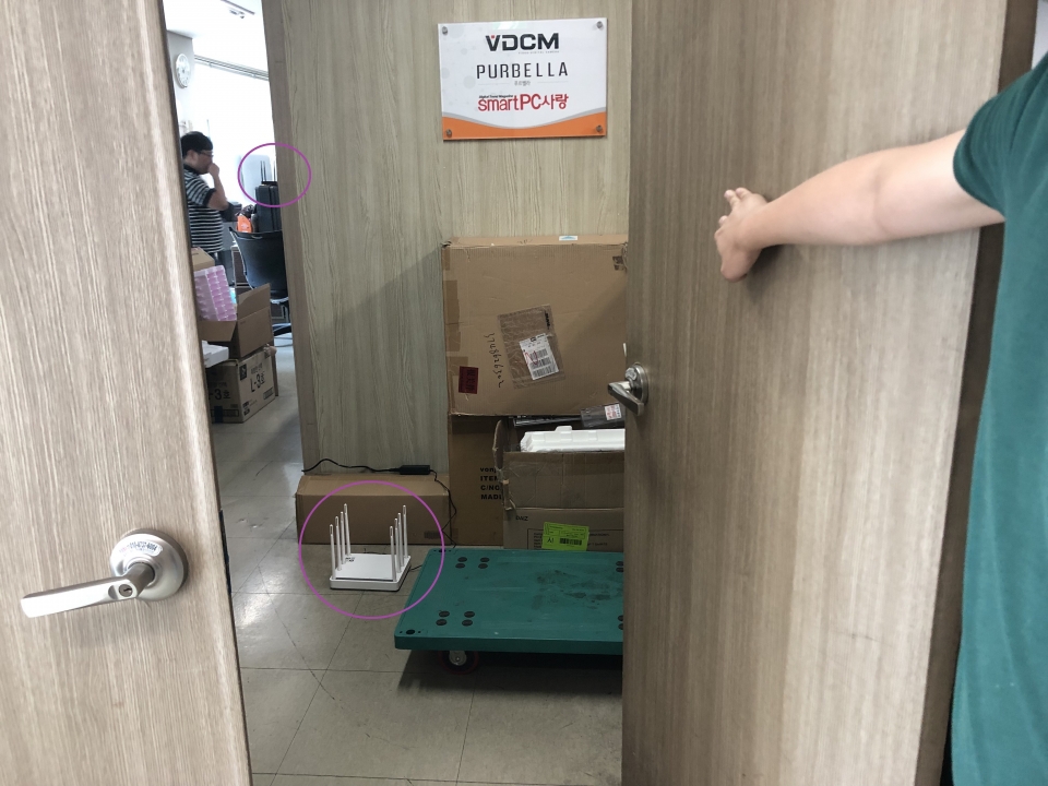 사무실 정문 앞이다. 공유기 두 대를 표시했다. 왼쪽 상단에 조그마하게 보이는 공유기가 컨트롤러로 동작하는 A3004NS-M이다. 우측 하단에 보이는 공유기가 에이전트로 동작하는 A9004M이다.