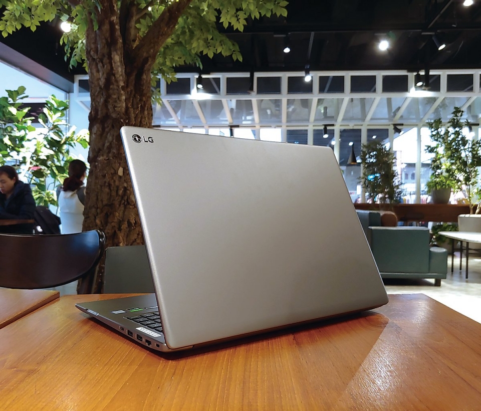 표면은 로고를 제외한 별도의 장식을 부착하지 않고 깔끔하게 처리했다. 소재는 내구성 높은 알루미늄이다.