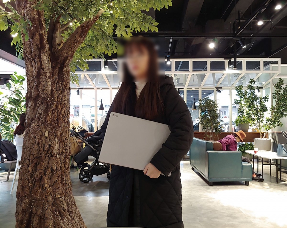 키 160cm에 보통 체격인 여성이 든 모습. 17인치 노트북임에도 그다지 크게 느껴지지 않는다.