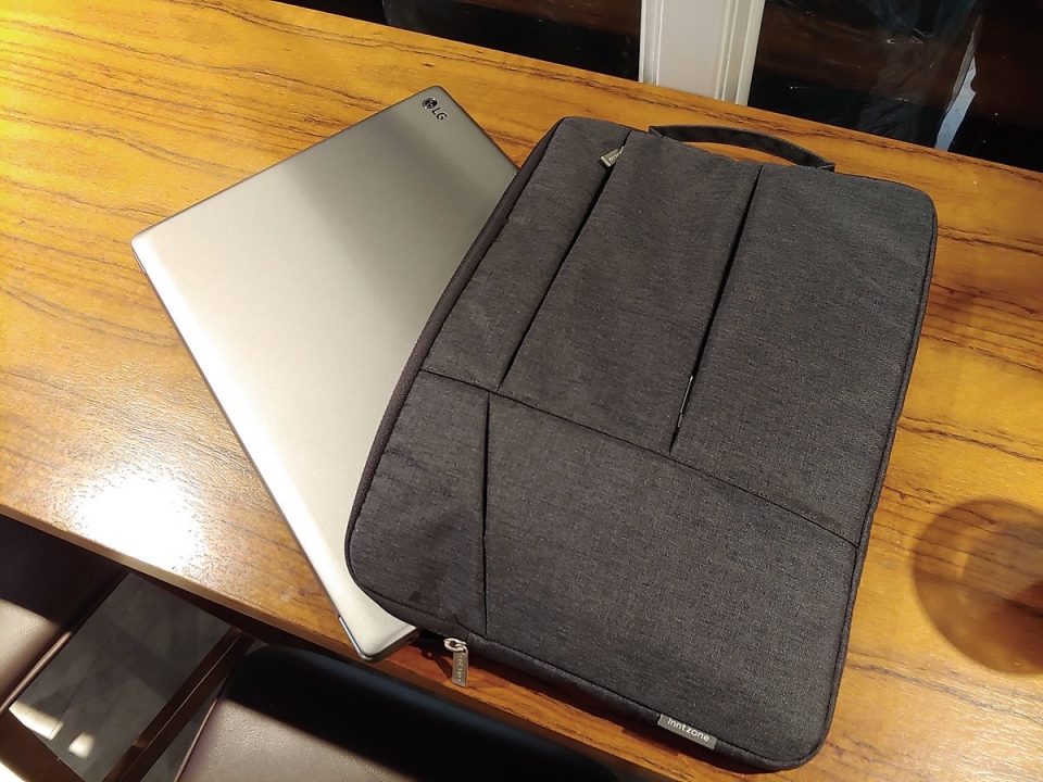 15. 6인치 노트북 가방에도 넣고 다닐 수 있었다.