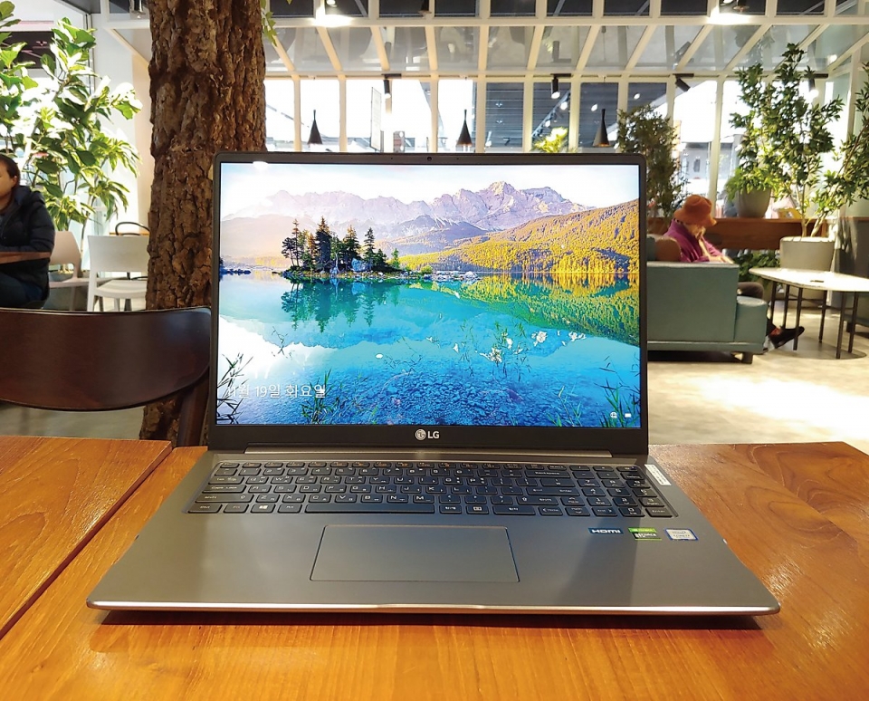 IPS 패널이라 시야각이 넓다.