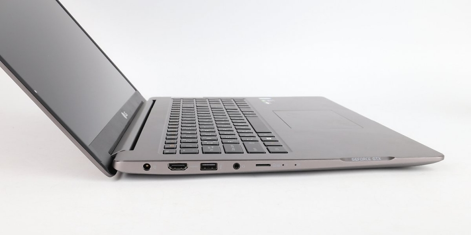 측면에는 USB 3.1 포트 2개, USB 3.1 타입C 포트, USB 2.0 포트, HDMI와 Micro SD카드 슬롯이 장착됐다. RJ45 포트에 LAN 선을 꽂아 바로 인터넷을 사용할 수 있다.