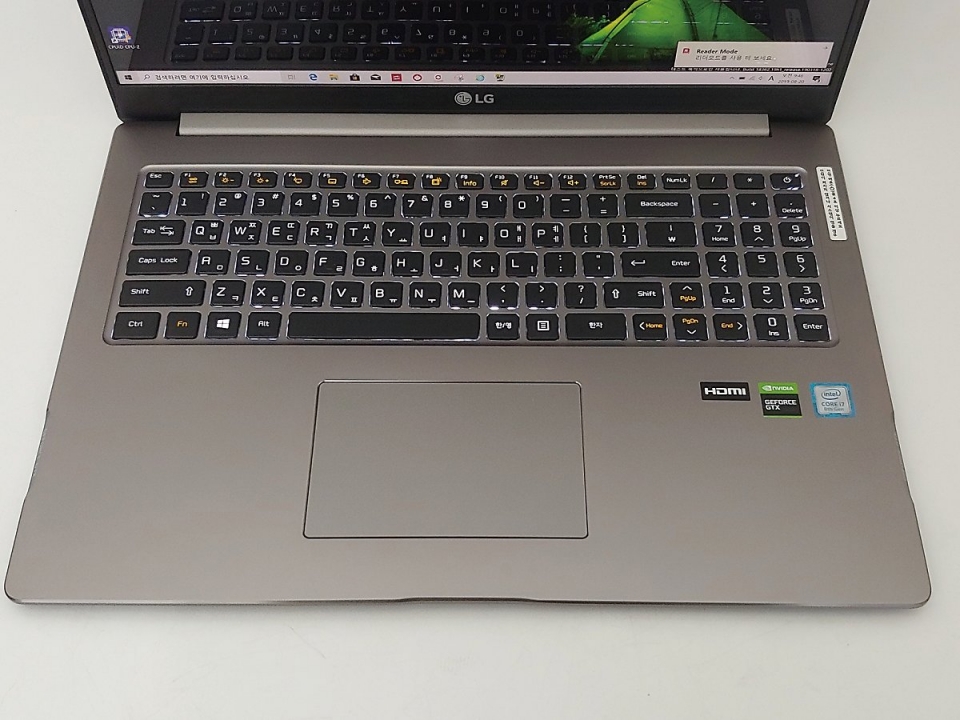 키보드 백라이트가 탑재됐고, ON/OFF 및 밝기 조절도 가능하다.