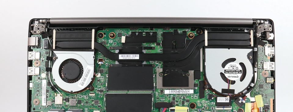 내부에는 두 개의 쿨러가 열을 빠르게 냉각하도록 설계한 듀얼 파워쿨링 시스템이 적용된 것을 확인할 수 있었다.