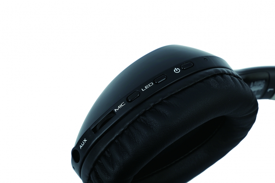 좌측의 버튼으로 전원, 마이크, LED를 켜고 끌 수 있으며, 볼륨 조절도 가능하다.