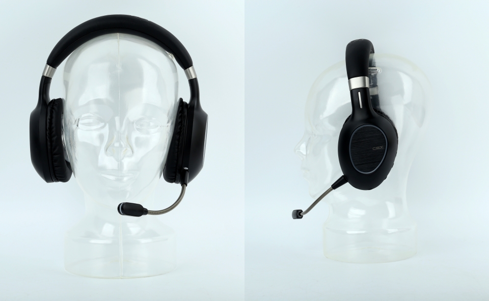 COX TOCO의 실착 모습이다. 이어컵이 귀를 완전히 덮어 외부 소음을 차단해 게임에 집중할 수 있음을 알 수 있다.