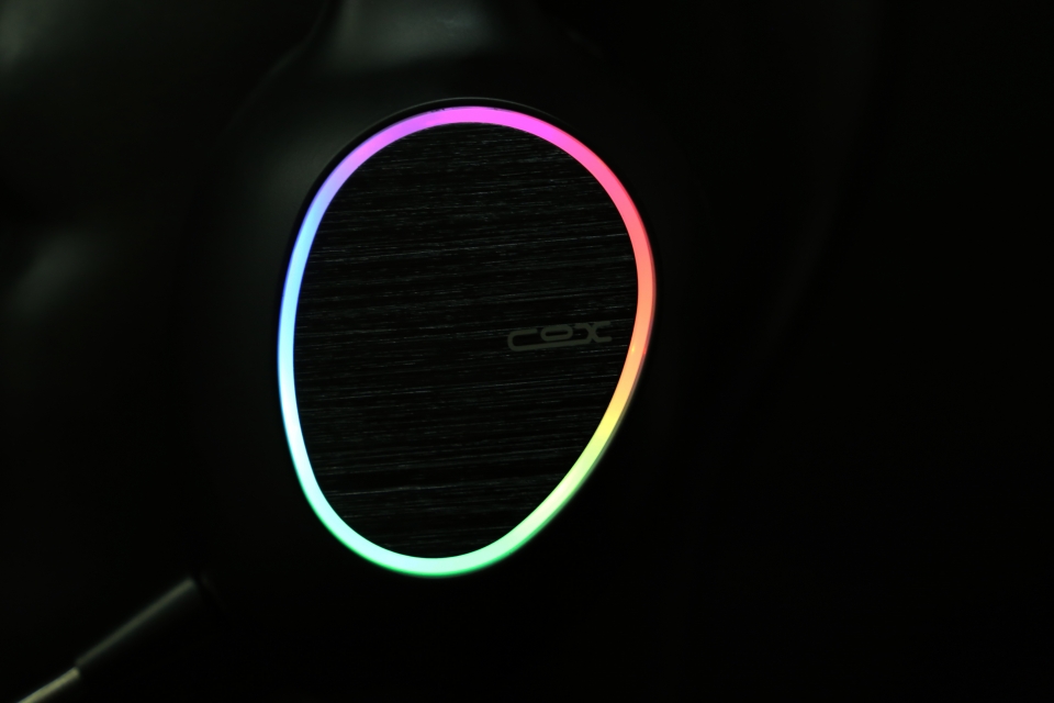 밤에도 환하게 빛나는 레인보우 LED가 적용됐다.