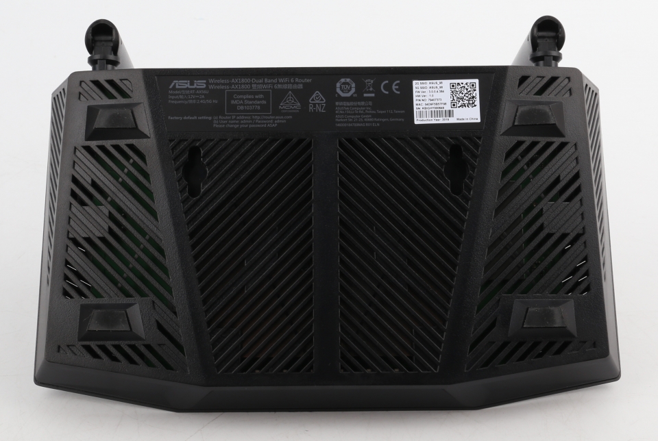 하판에는 발열 처리를 위한 타공망과 벽에 걸 수 있는 월 마운트 홀이 있다.