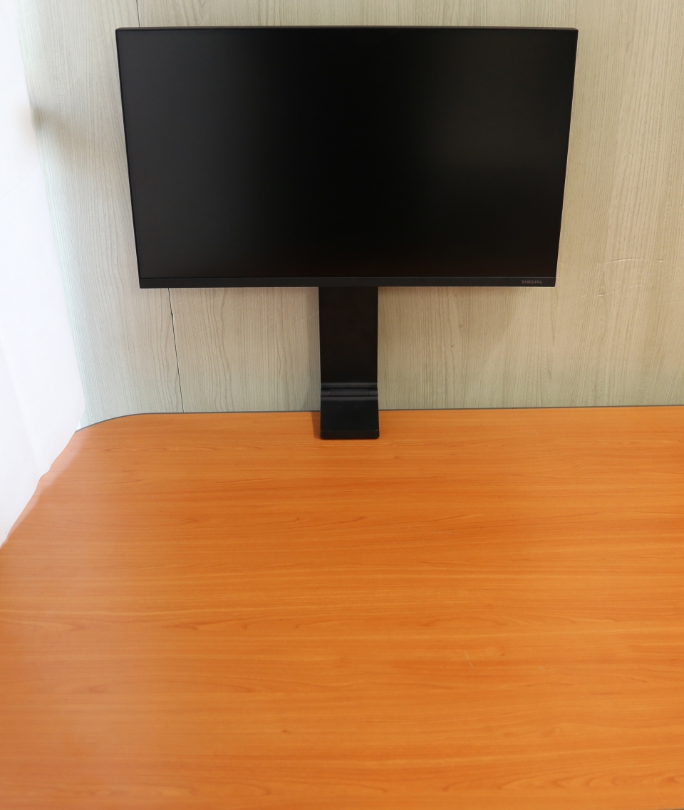 모니터 장착 후에도 책상을 넓게 사용할 수 있다.