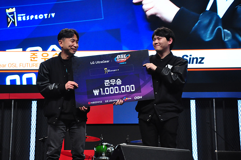 LG 울트라기어 퓨처스 디제이맥스 리스펙트 V 준우승자 'Sinz' 김산(우)과 네오위즈 백승철 프로듀서(좌)