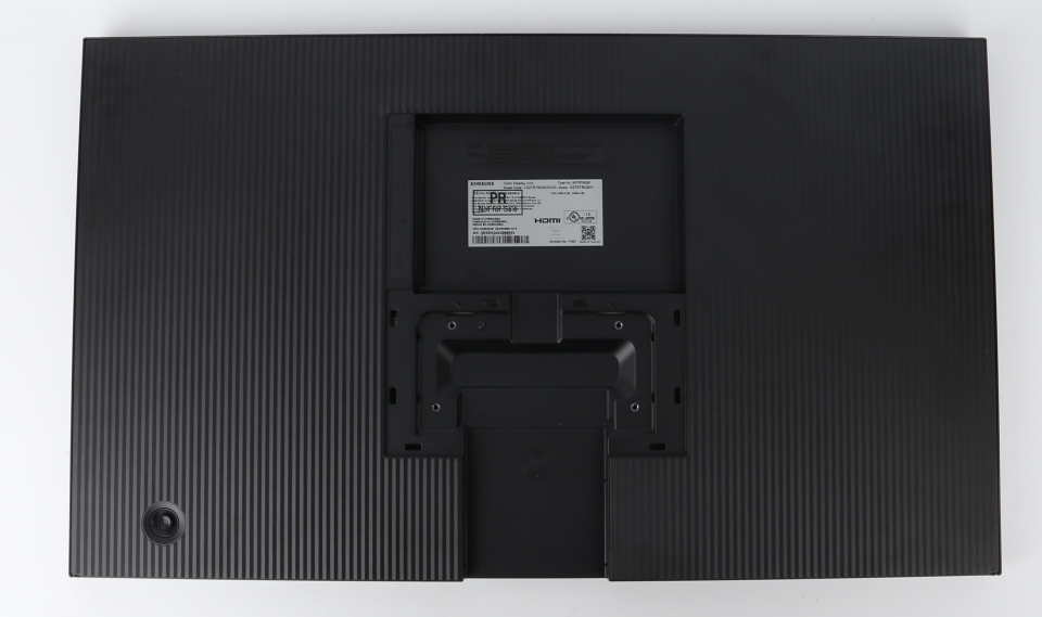 디스플레이는 플랫으로, 심플한 디자인이다.