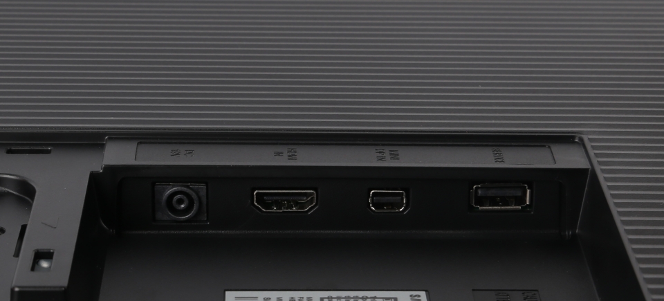 입력 단자는 HDMI x1, 미니 DP x1을 제공한다.