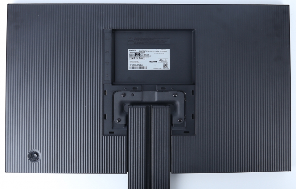 받침대는 디스플레이에 연결한 후 전용 덮개로 덮을 수 있다.