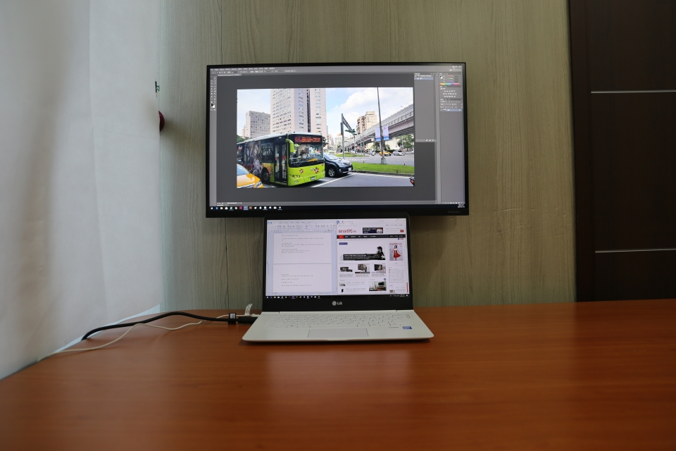 노트북을 연결해도 모니터를 위로 올리면 상하 듀얼 디스플레이로 사용이 가능하다.