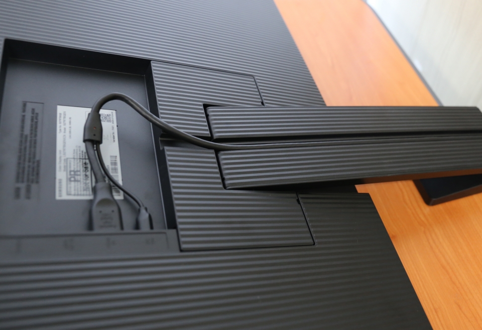 스탠드 뒷면에는 케이블을 끼울 수 있는 홈이 있다.