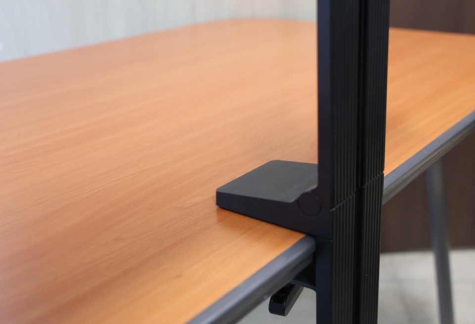 누구나 쉽게 책상에 장착할 수 있으며, 공간을 거의 차지하지 않는다.