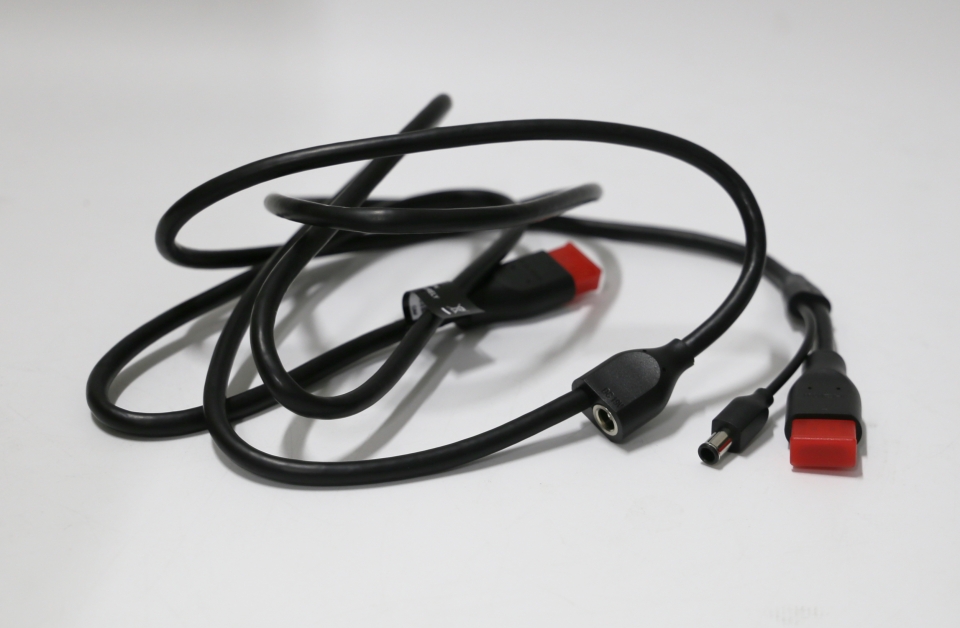 HDMI 케이블이 기본 제공되는데 전원 케이블과 통합된 형태이기 때문에 모니터에 선을 깔끔하게 연결할 수 있다.