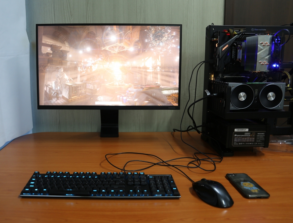 데스크톱PC를 책상 위에 올려놓더라도 책상 공간이 충분하다.