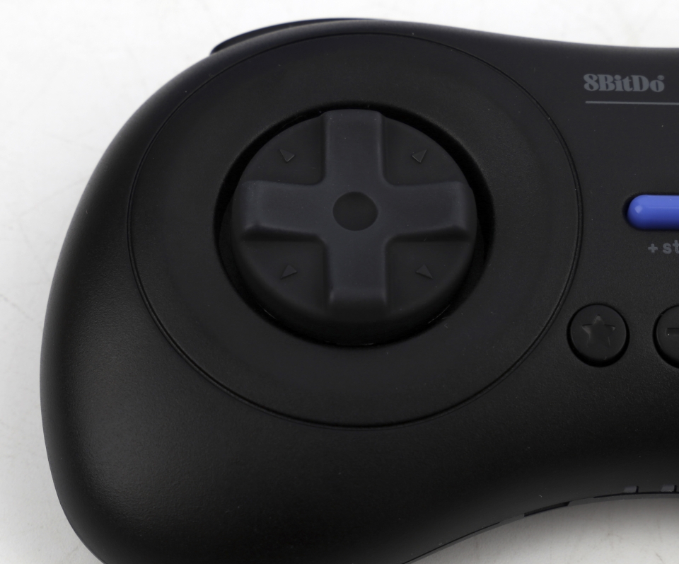 십자키는 추억의 컨트롤러와 대단히 흡사한 조작감을 지녔다.