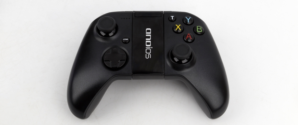 안디오스는 Xbox 레이아웃에 무광의 바디를 지닌 제품이다.