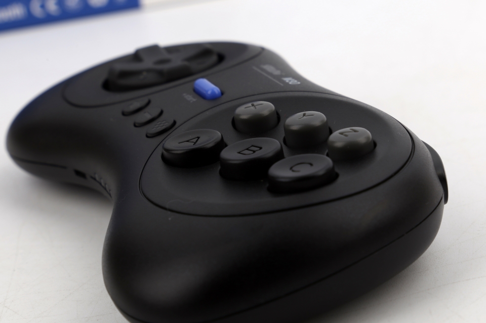 6버튼 레이아웃을 지녀 ‘스트리트 파이터’와 같은 격투 게임과도 좋은 궁합을 자랑한다.